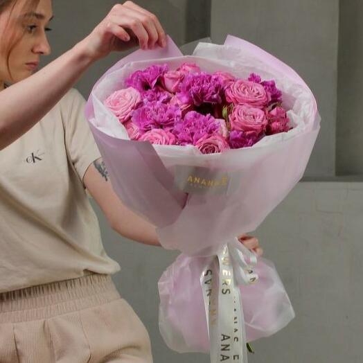 Авторский букет из ярких диантусов и кустовой розы