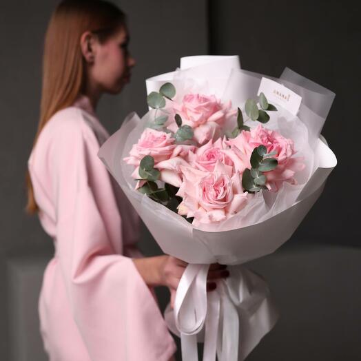 Монобукет из ароматных сортовых роз и эвкалипта