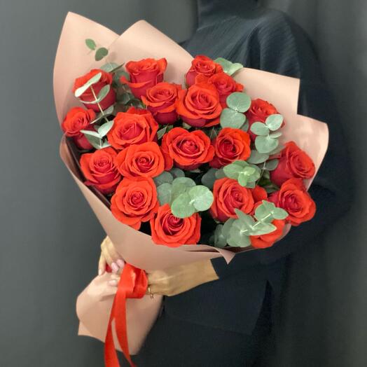 Алые розы 19 штук