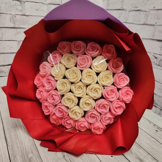 Букет из 37 шоколадных роз "Love"