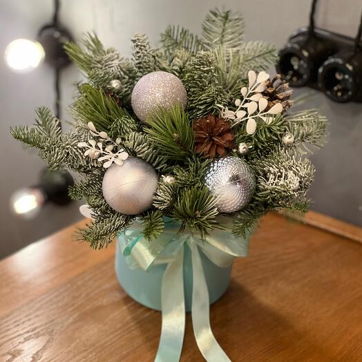 Новогодняя зимняя композиция из ели нобилис «Зимние узоры»
