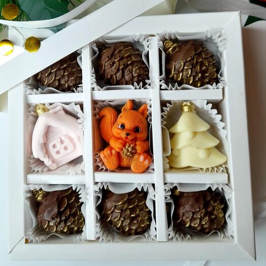 Набор новогодний"белочка" из белого и молочного шоколада