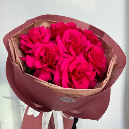 Яркие раскрытые розы