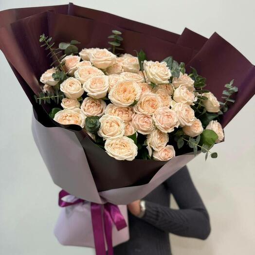 Ramo de rosas de arbusto cremoso con eucalipto