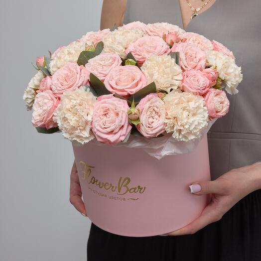 Caja de sombrero rosa con rosa de arbusto de peonía y clavel