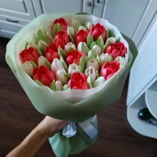 Зефирный букет с красными и белыми тюльпанами