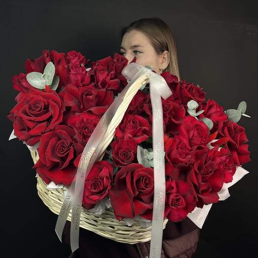 Корзина с красными розами