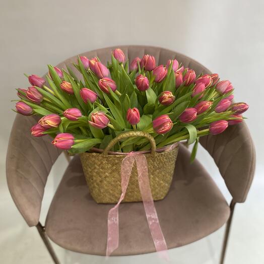 Woven handbag with tulips