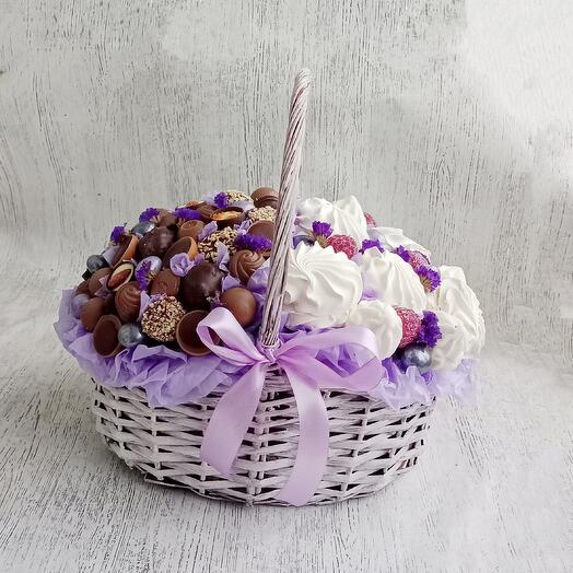 Букет в корзине из ассорти конфет и зефира