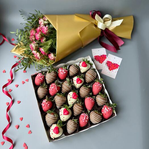 Набор клубники Сердечки в бельгийском шоколаде и букет из кустовой розы