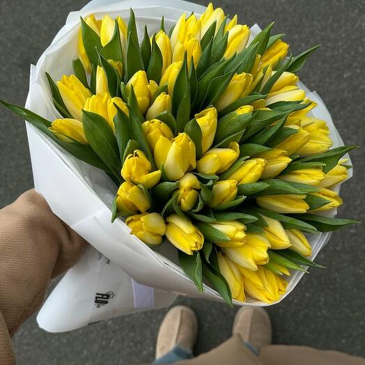 Желтые тюльпаны в белом оформление