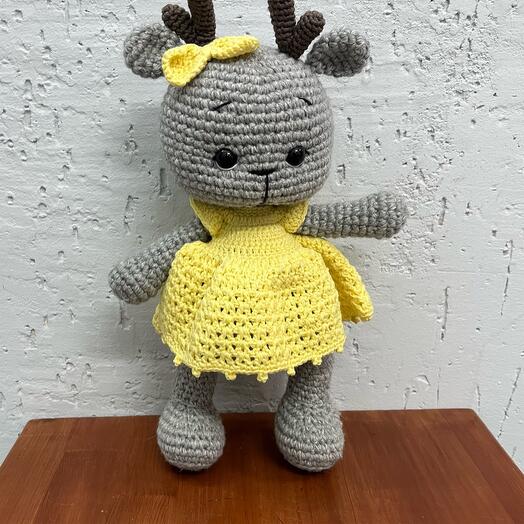 Вязаная игрушка «олененок в желтом платье»