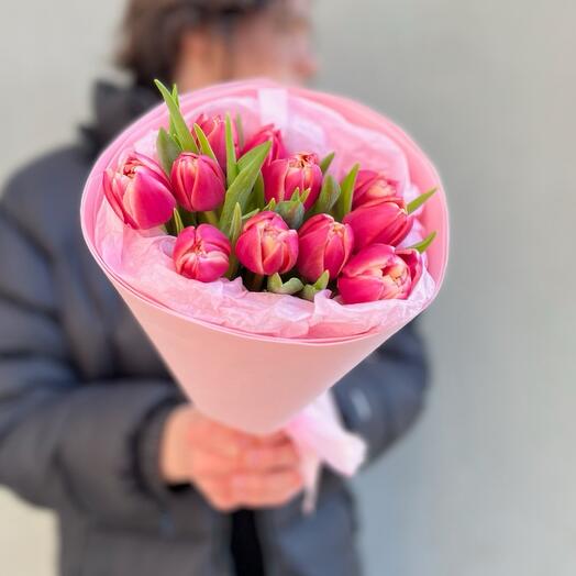 11 пионовидных тюльпанов Коламбус в стильном оформлении
