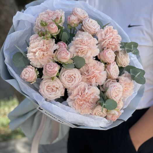 Rosa De peonía arbustiva y Dianthus