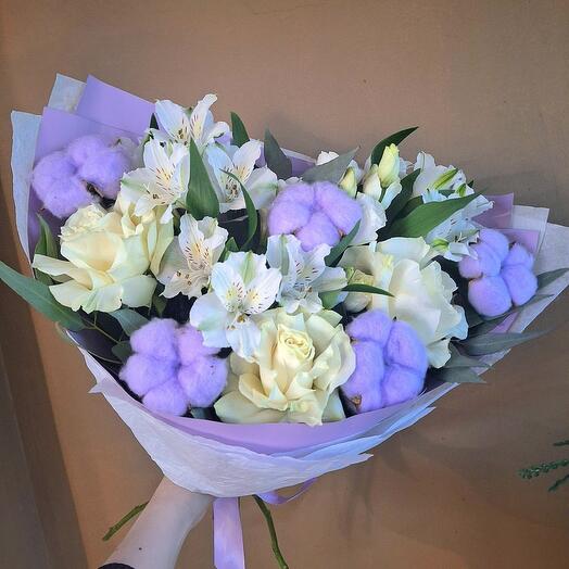 Лиловый букет с пушистым хлопком