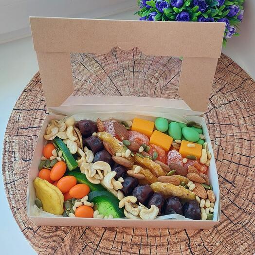 Коробочка с сухофруктами