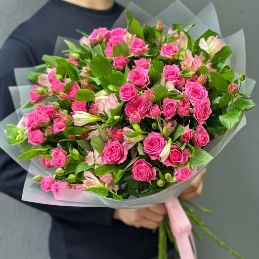 Кустовые розы с альстромерией