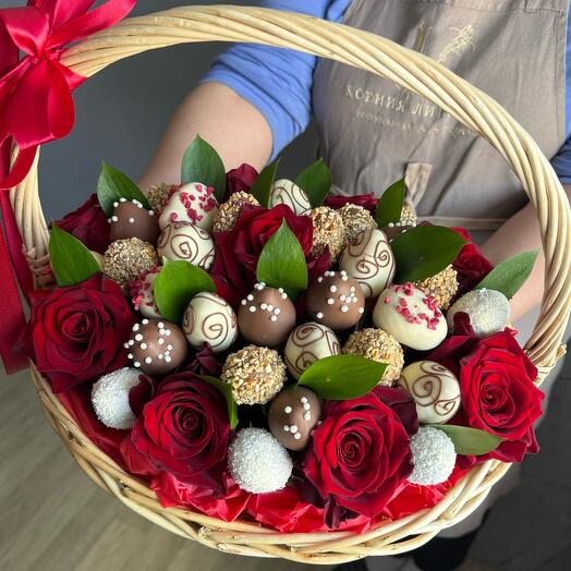 Корзина с красными розами и клубникой в шоколаде