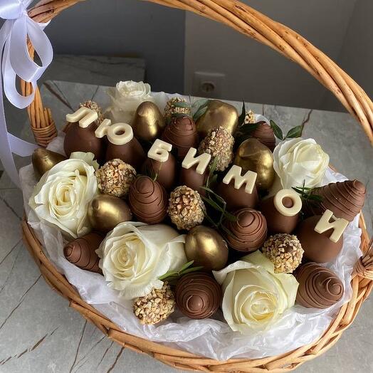 Корзина с розами и клубникой с любой надписью