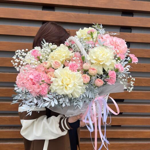 Корзина с цветами «Карамелька»