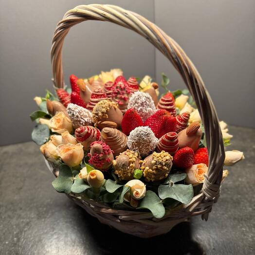 Корзина с цветами и 🍓+🍫 размер Л «Чувства в букете»