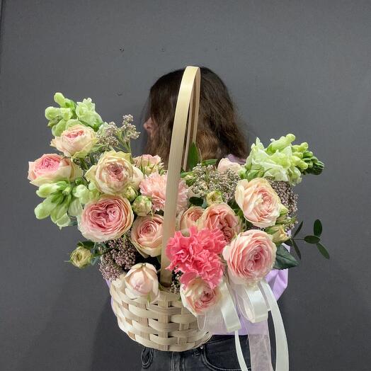 Cesta de rosas de arbusto