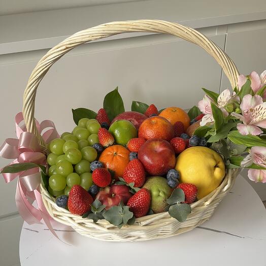 Корзина с сезонными фруктами