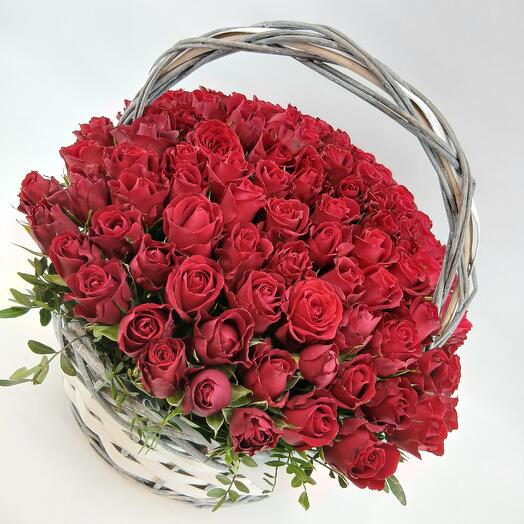 Корзина из 101 бордовой розы EVER RED с веточками писташи
