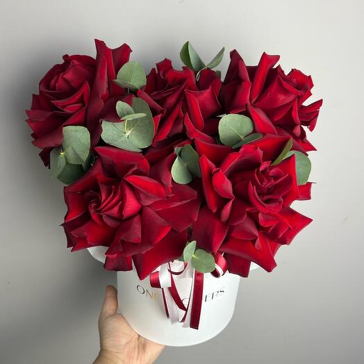 Красные французские розы с эвкалиптом в коробке💔