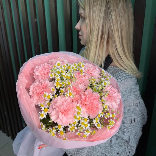Букет из розовых гвоздик и ромашек princess🩷