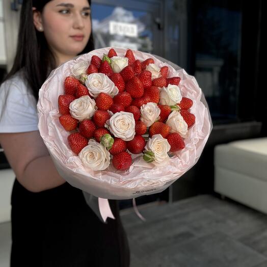 Букет с клубникой с розочками 🌸