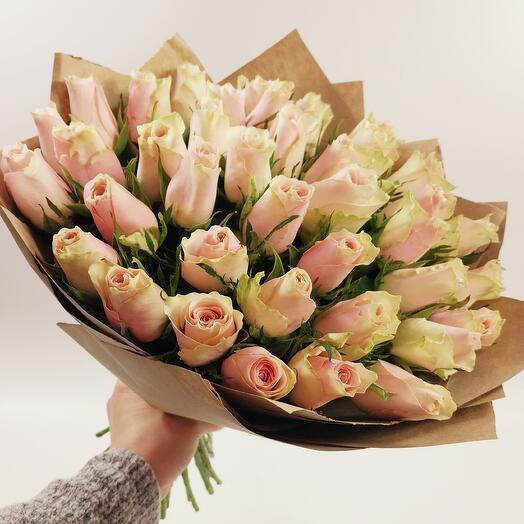 Букет из 39 розовых роз PINK ATHENA в крафтовой упаковке