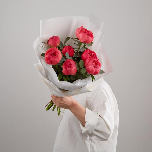 Ramo de peonías de Coral y ramitas de eucalipto. Bouquet 174 Buket in Moscow