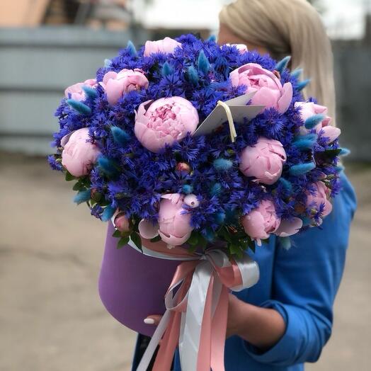 Васильки и пионы в коробке