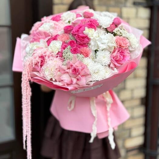 Букет сборный с амарантом (амарант, французские розы, кустовые розы, хризантема, озотамнус, диантусы)