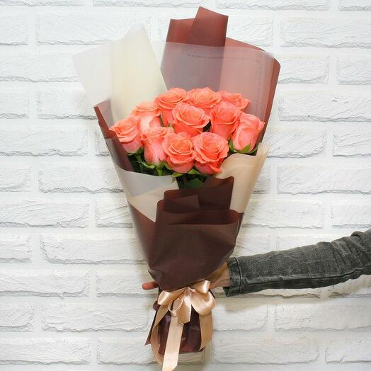 11 коралловых роз