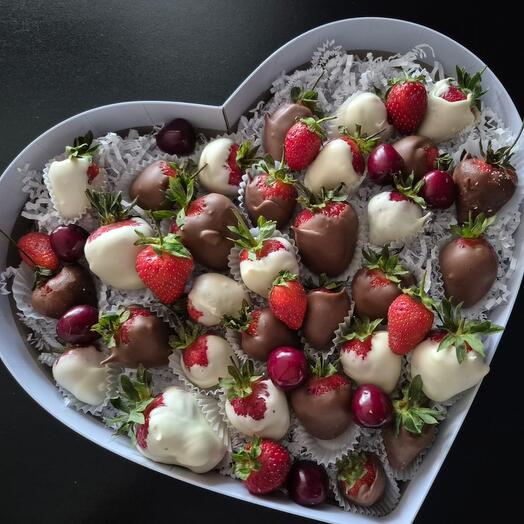 Клубника в шоколаде с черешней "Двойное искушение"