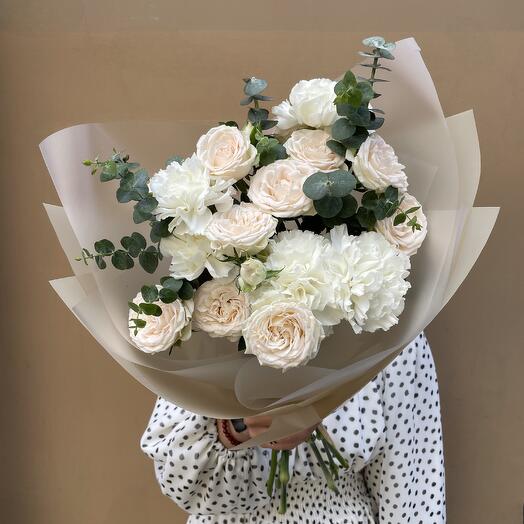 Букет из кустовых роз, гвоздик и эвкалипта "Первая любовь"