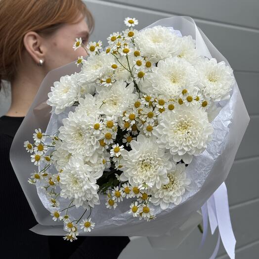 Букет из ромашек и хризантем
