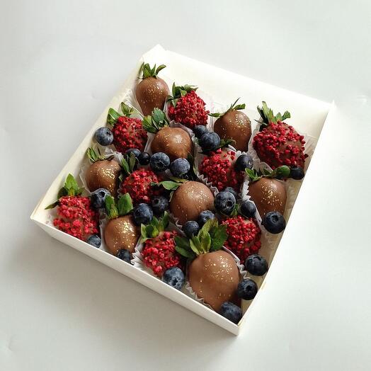Клубника в шоколаде с голубикой 16 шт 🍓
