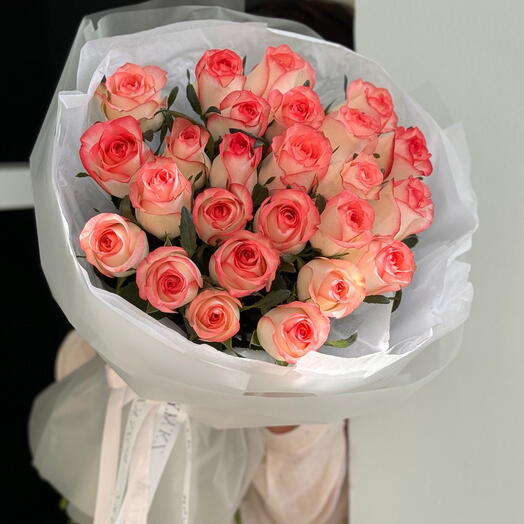 Букет из 25 роз сорта Джумелия