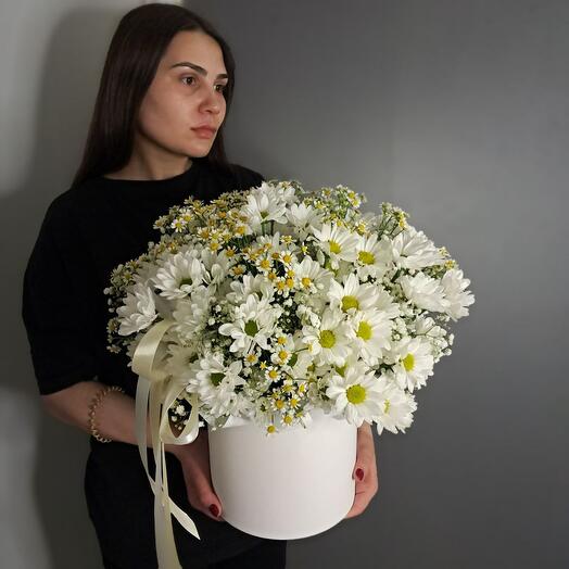 Большая композиция "Ромашковое поле" из хризантем и матрикарий