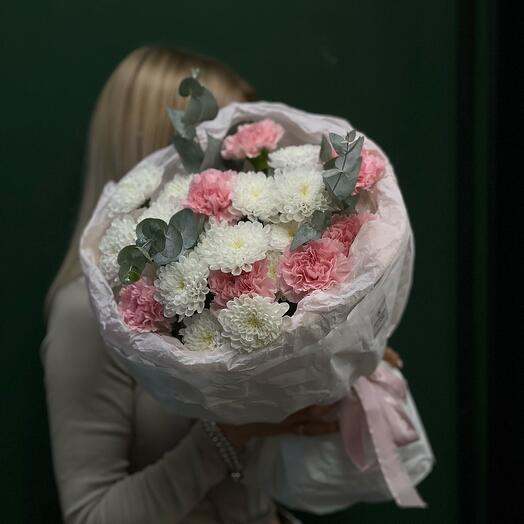 Букет круглый из диантусов и хризантем с эвкалиптом