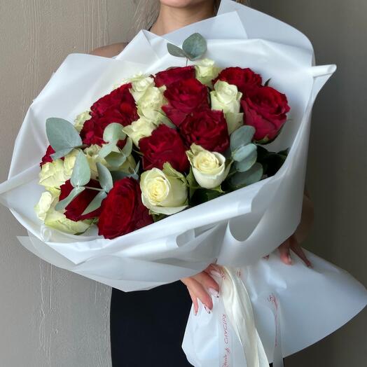 Букет с красными и белыми розами