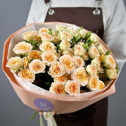 Кремовые кустовые розы в круглом букете