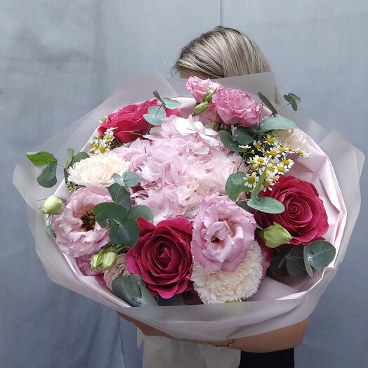 Букет из камилла, розы, диантус, эвкалипт, гортензии, эустомы