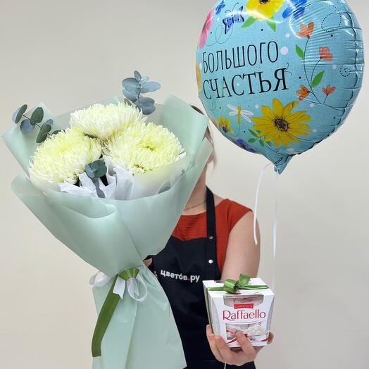 Букет Комплимент из одноголовой  хризантемы с гипсофилой +шар +конфеты