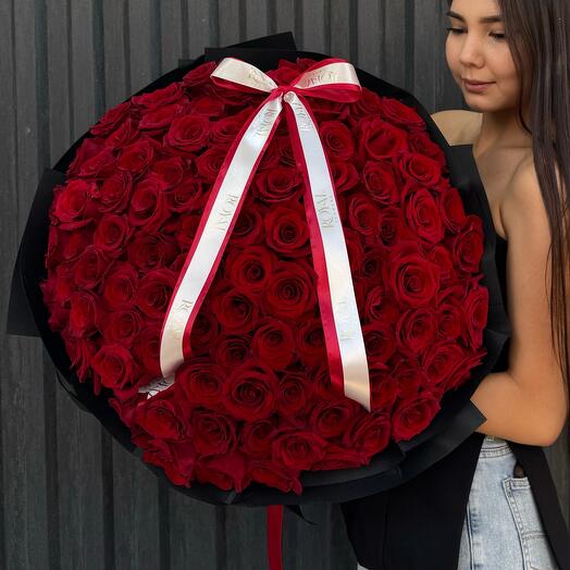 Роскошный букет из 101 алой розы