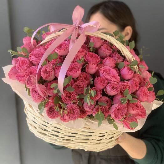 Корзина с пионовидными розами