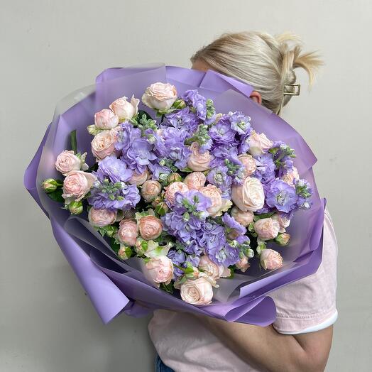 Пионовидная кустовая роза с ароматной маттиолой 💜